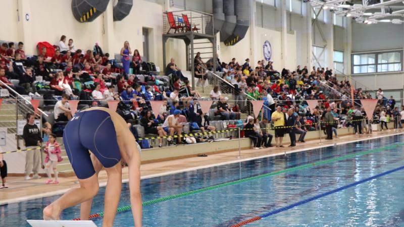Szentesen több száz fiatal merült bele a medencébe, ahol egy rekordszámú nevezés indította el a XXVII. Óvodától az Olimpiáig Nemzetközi Úszóversenyt. Az esemény igazi sportünneppé vált, tele lelkes versenyzőkkel és szurkolókkal.