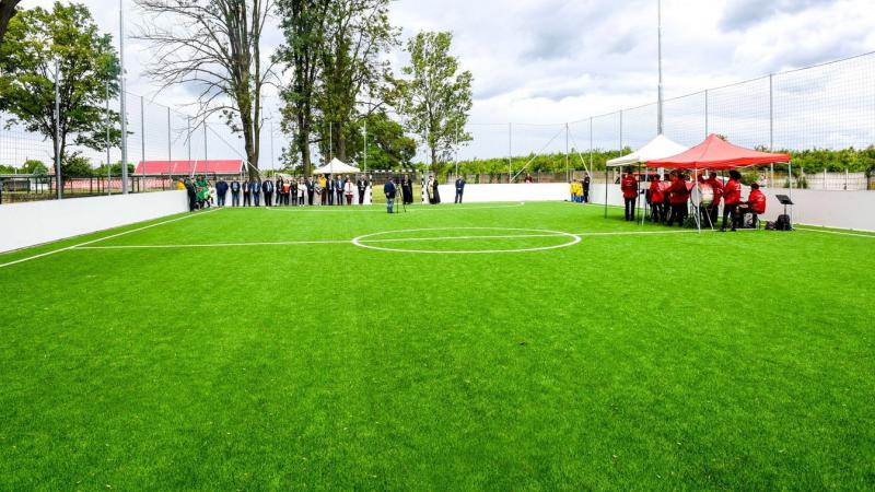 Pályaátadó esemény Tiszavasváriban

Tiszavasváriban izgalmas eseményre került sor, amikor hivatalosan is átadták az új pályát. A rendezvény nem csupán a sportolók számára jelentett fontos mérföldkövet, hanem a helyi közösség életében is kiemelkedő jelentő