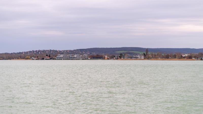 Fél Magyarországon viharos szél fúj, a Balaton vizében pedig fürdeni tilos.