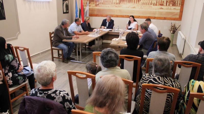 Dunaszentgyörgyön ünnepélyes keretek között került sor az új polgármester és a képviselők eskütételére, ahol a helyi közösség tagjai is megjelentek. Az eseményről képgaléria is készült, amely megörökítette a jelentős pillanatokat.