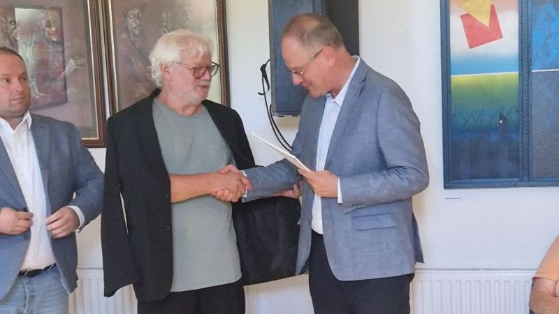 Dr. Navracsics Tibor ünnepélyes keretek között nyitotta meg a szekszárdi festőművész lenyűgöző balatoni tárlatát.