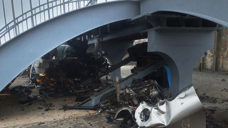 Egy autó beton hídfőnek ütközött Szentgáloskéren, ami hatalmas forgalomkorlátozást eredményezett a környéken. A helyszínre azonnal kiérkeztek a tűzoltók és a mentők, hogy segítsenek a balesetben érintetteken, és biztosítsák a területet. Az esemény sokakat