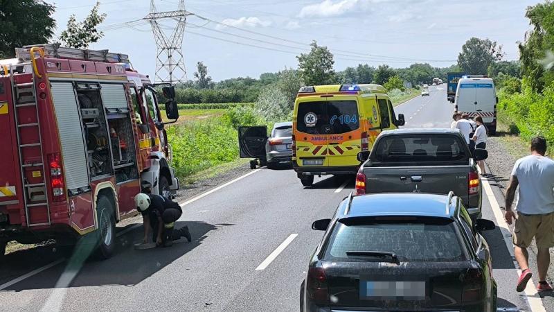 Súlyos baleset történt Nyírtass közelében! Egy teherautó ütközött egy személyautóval, amelyben gyerekek is utaztak. Az eset felkeltette a helyi közösség figyelmét, és sokan aggódnak a sérültek miatt.