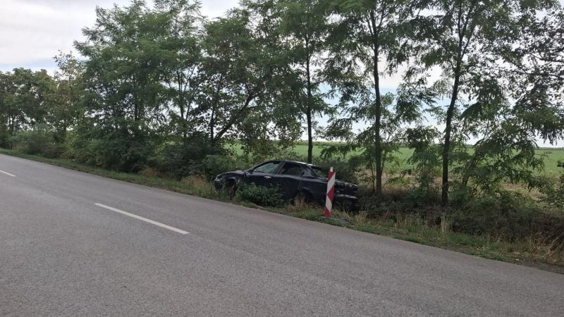 Egy magányosan álló, elhagyott autó figyel ránk az út szélén – felfedjük, mi vár rá a jövőben!