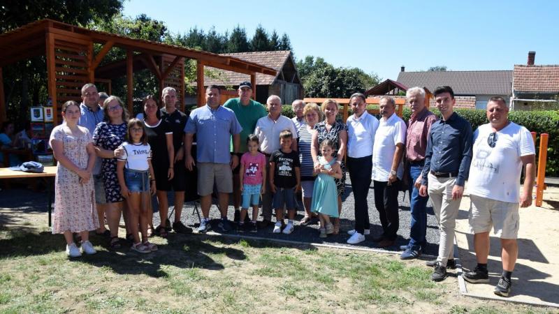 A zalai település új galériája nemcsak idegenforgalmi célokat szolgál, hanem elsősorban közösségi térként funkcionál. Az új létesítmény lehetőséget ad a helyiek számára, hogy találkozzanak, együttműködjenek és élvezzék a művészetet a saját környezetükben.