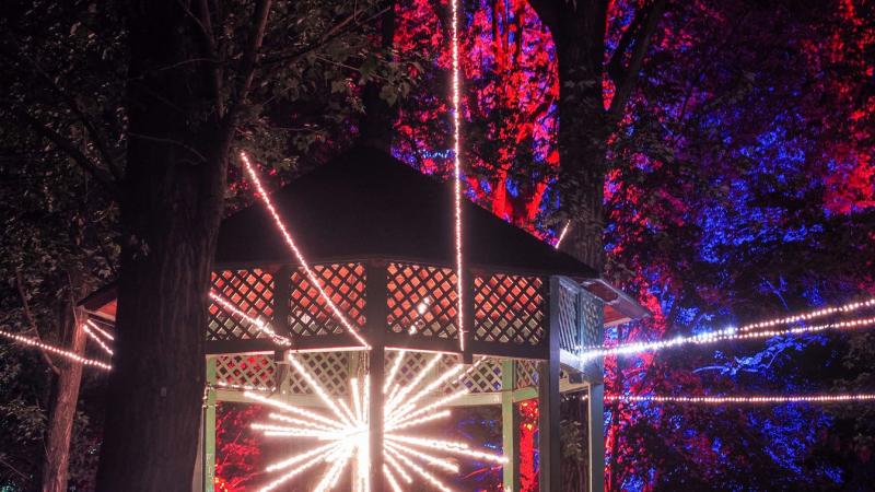 Fényjáték a Balaton partján: lenyűgöző attrakció várja a látogatókat (+ galéria)
