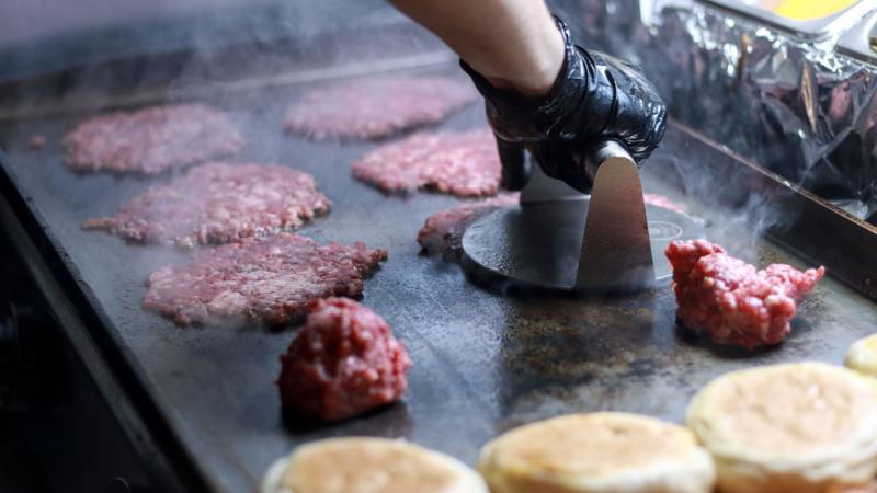 Felfedték a titkot, hogy készül Szeged legújabb hamburgerkülönlegessége – és meglepő módon, a recept pofonegyszerű!