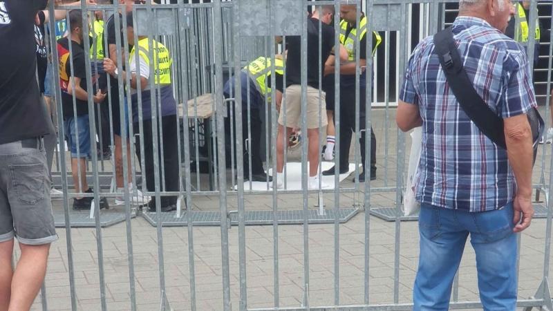 Fő a biztonság? A Szpari szurkolói esetében még a cipőket is levették!