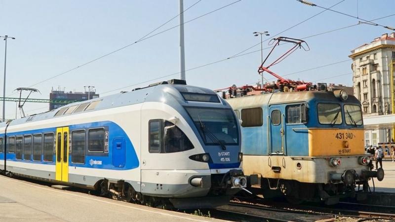 Tűzoltók gyűrűjében állt a vonat, miközben a tragédia híre szélsebesen terjedt az utasok között, mint egy lángra kapó tűz.