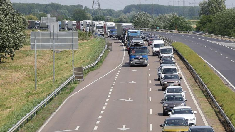 Több baleset történt, ami miatt jelentős torlódások alakultak ki, és forgalomelterelésekre is szükség van az autópályákon.