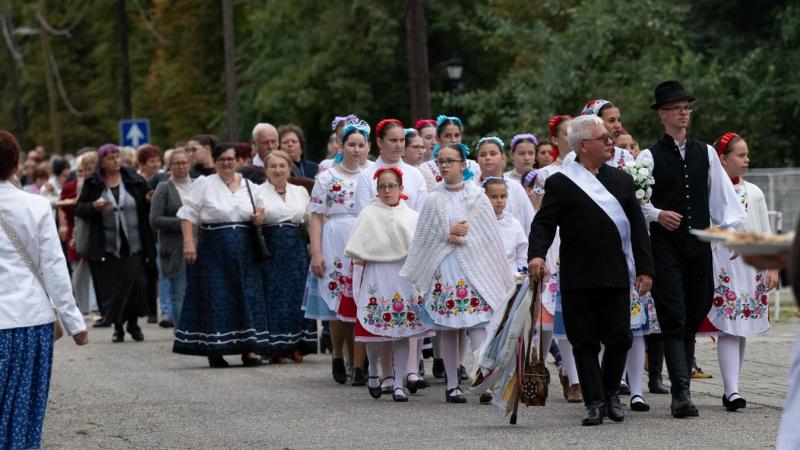 Eskü egy életen át – a kisvárosi lakodalom újraéledt! Fedezd fel a varázslatos pillanatokat a galériában!