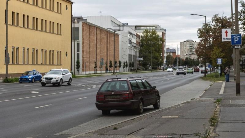 Egy város izgalmas kalandja bontakozott ki az eldurrant Passat körül, hiszen Debrecen legfurcsább parkolási eseménye tragikus végkifejletet hozott. A képek tanúsága szerint a helyzet nem mindennapi volt.