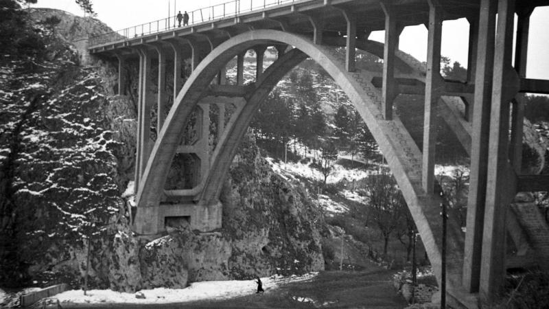 A veszprémi viadukt, ahol a bátorság és a fájdalom egy örök, megbonthatatlan kötelékké fonódik össze. Itt, e monumentális szerkezet árnyékában, a múlt emlékei és a jelen kihívásai találkoznak, és minden lépés egy történetet mesél el, melyben a bátorság a 