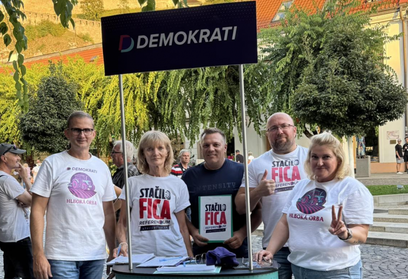 Egy rejtélyes bokorból hirtelen előbukkanó férfi váratlanul rátámadt a Demokraták politikai képviselőjére.