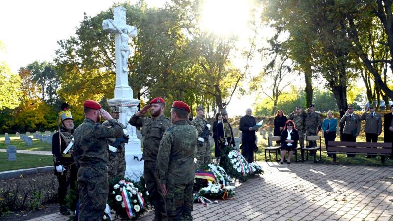 Több ezer német katona pihen végső nyughelyén Böhönyén, ahol a történelem súlya és a múlt emléke egyaránt jelen van.