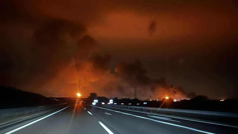 Fényképekben bemutatjuk a bátor lánglovagok hősies küzdelmét a százhalombattai olajfinomító haragos tüzével.
