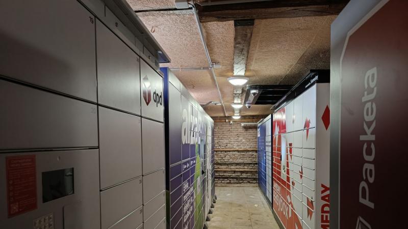 Fedezd fel a legfélelmetesebb csomagpontot, amit valaha tapasztaltunk! Te bevállalnád, hogy ellátogass ide? (nézd meg a videót!)