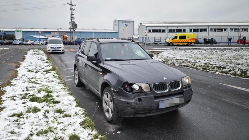 Szombathelyen két gépjármű ütközött, ami miatt a tűzoltók beavatkozására is szükség volt. A baleset helyszínéről készült fotók tanúbizonyságot nyújtanak az esemény súlyosságáról.