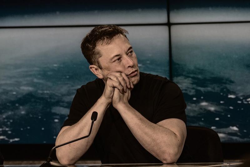 Elon Musk egy meglepő kijelentést tett, miszerint ő valójában egy 3000 éves időutazó földönkívüli. Ezzel a szokatlan állítással új dimenziókat nyitott meg a valóság és a tudomány határain belül. Helló Magyarország!