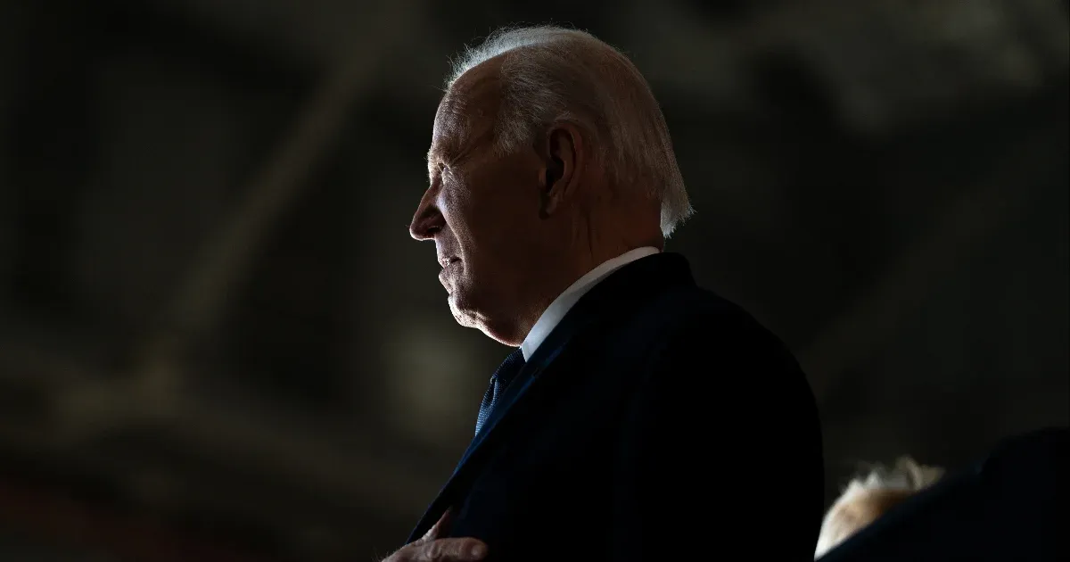 Kezdetben sokan együtt éreztek Bidennel, de hamarosan megjelentek az összeesküvés-elméletek, amelyek felforgatták a közvéleményt.