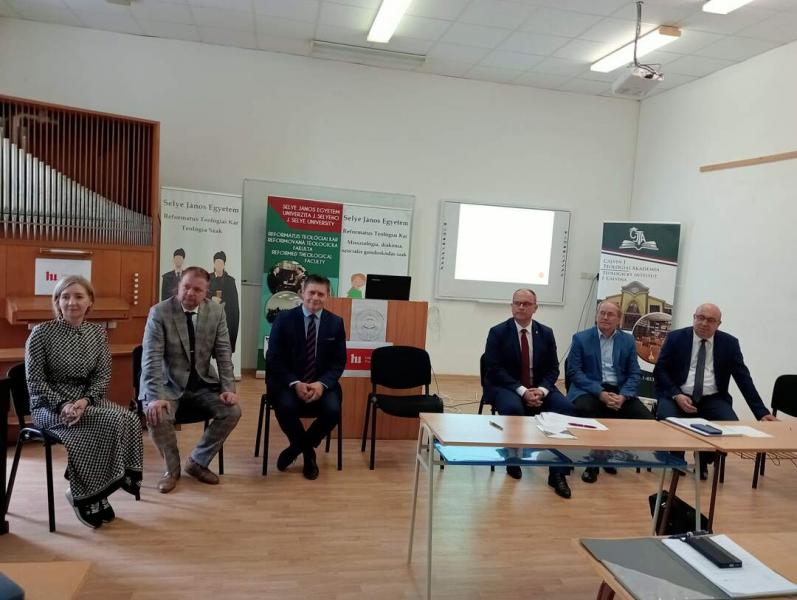 HISZÜNK - konferencia: XXI. századi sorskérdéseink a Felvidéken - VIZUÁLIS BESZÁMOLÓ | ma7.sk

A HISZÜNK konferencia keretein belül a XXI. századi sorskérdéseinket jártuk körbe a Felvidéken, gazdag képi anyaggal illusztrálva a gondolatainkat. Az esemény c