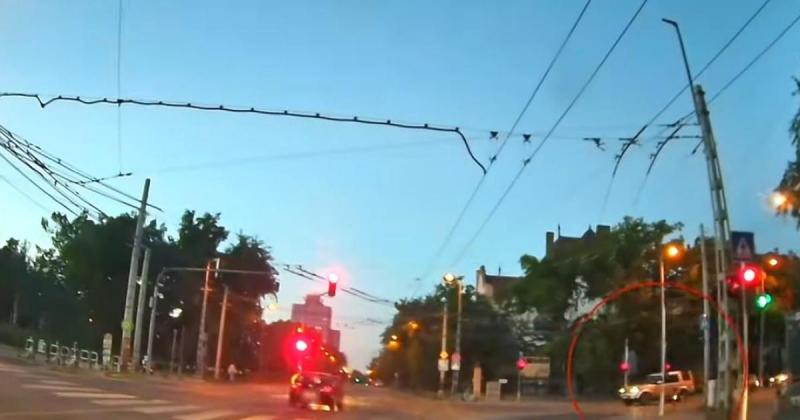 Életveszélyes helyzet alakult ki a Városligetnél, de szerencsére mindenki megúszta az esetet az őrangyala segítségével - Videó.