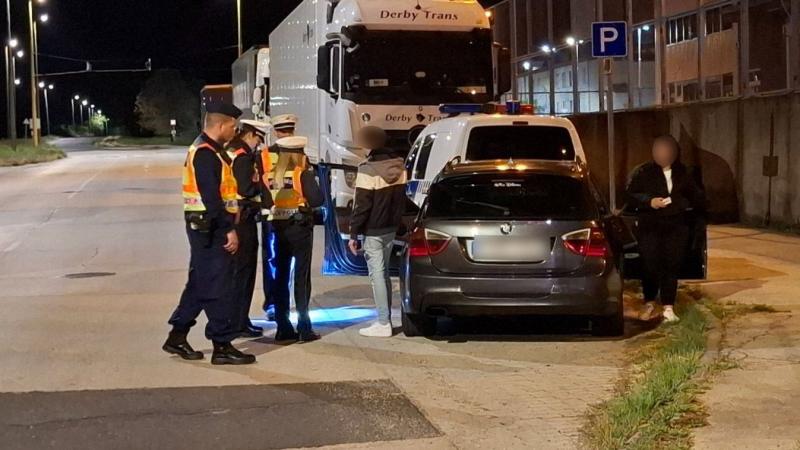 Illegális gyorsulási versenyt rendeztek, és ezúttal a helyszín meglepetésként szolgált a résztvevők számára. A tuningosok nem számoltak azzal, hogy a verseny kimenetele nem úgy alakul, ahogy azt várták.