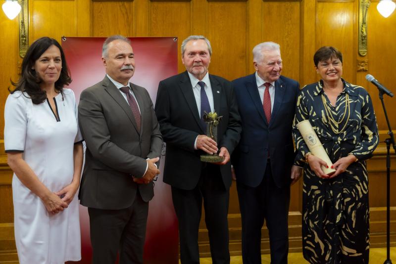 Idén a Magyar Bor Akadémia Életmű Díját Vesztergombi Ferenc érdemelte ki, amelyet a Magyar Mezőgazdaság is méltatott.