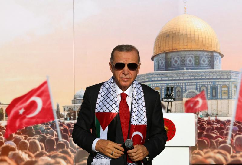 Recep Tayyip Erdoğan a Gázai övezetet a náci koncentrációs táborokkal vonta párhuzamba, ezzel kifejezve aggodalmát a térségben zajló események kapcsán. Az ilyen kijelentések erőteljesen tükrözik a helyzet súlyosságát és a humanitárius válságra irányuló fi