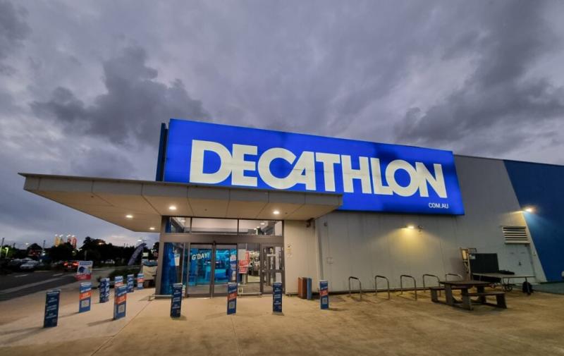 Kezdeményezett eljárást a Decathlon ellen, mivel megtévesztés vádjával illetik őket.