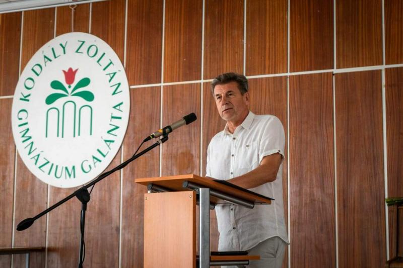 A Galántai Kodály Zoltán Gimnázium igazgatói posztjától való távozása kapcsán Marsall János személye és munkássága bizonyára sokak szívében hagy nyomot. Az iskola különleges atmoszféráját, amely mindig is a közösségi élet vibrálását tükrözte, most egy új 