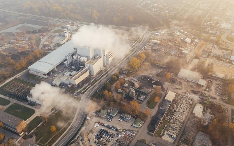 Az Európai Bizottság célja, hogy 2040-re 90 százalékkal mérsékelje az üvegházhatású gázok kibocsátását, ezzel hozzájárulva a klímaváltozás elleni küzdelemhez és a fenntartható jövő megteremtéséhez.