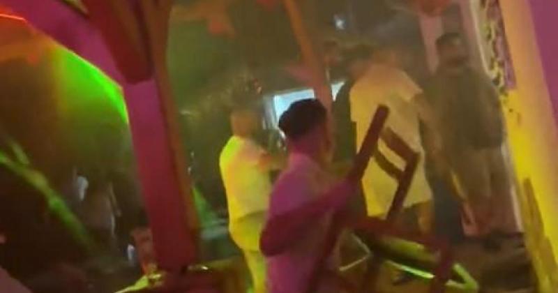 Rendkívül kaotikus tömegverekedés robbant ki egy szolnoki éjszakai klubban, amelyet valaki rögzített kamerával. A felvétel során látszik, ahogy a résztvevők között feszültség alakul ki, ami gyorsan verekedésbe torkollik.