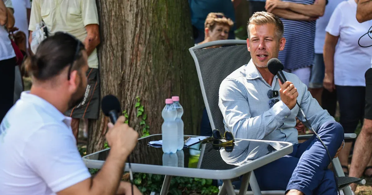 Két napja a kormánysajtó és a Fidesz a Magyar Péter nyelvbotlásával foglalkozik, mintha csak egy színházi előadás lenne, ahol a szókimondás és a véletlenek játsszák a főszerepet.