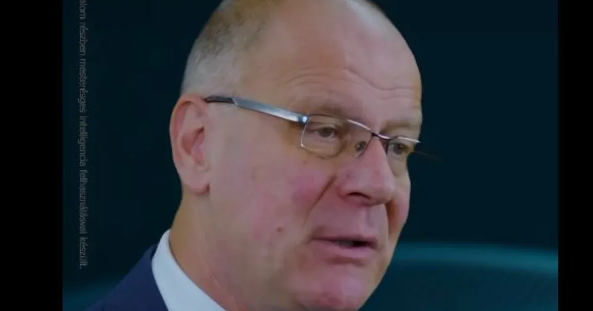 Navracsics Tibor digitális klónja a közösségi médiában, különösen a Facebookon, kínai és holland nyelven osztja meg gondolatait. Ez a virtuális alteregó rendkívül érdekes módon közelíti meg a különböző kultúrák és nyelvek közötti kommunikációt, lehetősége
