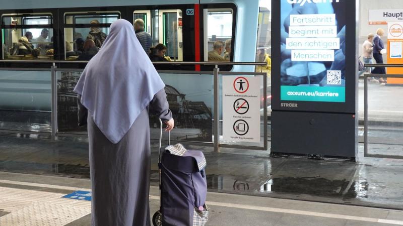 Új irányvonal Németországban: a migránsokkal fizettetnék vissza a segélyeket.