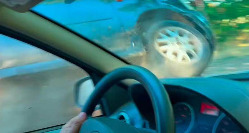 Egy videó rögzíti, ahogy Hadházy Ákos autójának nekimennek Hatvanpusztánál.