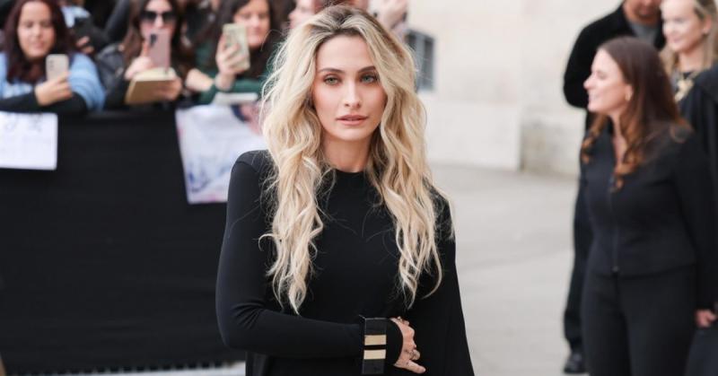 Kínos pillanat? - A Tom Ford bemutatójára szinte minden híresség feketében lépett be, csupán egy kivétel akadt - Nézd meg a fotókat!