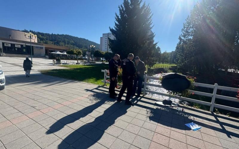 Egy bokor mögül váratlanul előugró nyugdíjas támadt rá a Demokraták politikai képviselőjére, aki súlyos sérülésekkel kórházba került.
