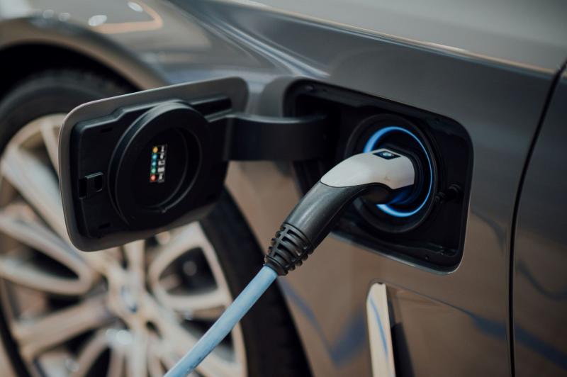 Ritkaföldfémek nélkül is megvalósítható elektromos autók gyártása? Milyen alternatívák állnak rendelkezésre, hogy csökkentsük a környezeti terhelést és a nyersanyagok iránti függőséget? Az innováció és a fenntarthatóság jegyében érdemes megvizsgálni a leh