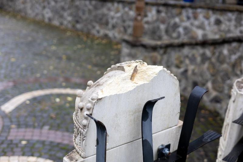 A bronzkeresztet, amelyet a címerrongáló magával vitt Székelyudvarhelyről, felveti a helyi közösség érzékenységét és a kulturális örökség védelmének fontosságát. A történtek nem csupán egy tárgy eltulajdonításáról szólnak, hanem a közösségi identitás és h