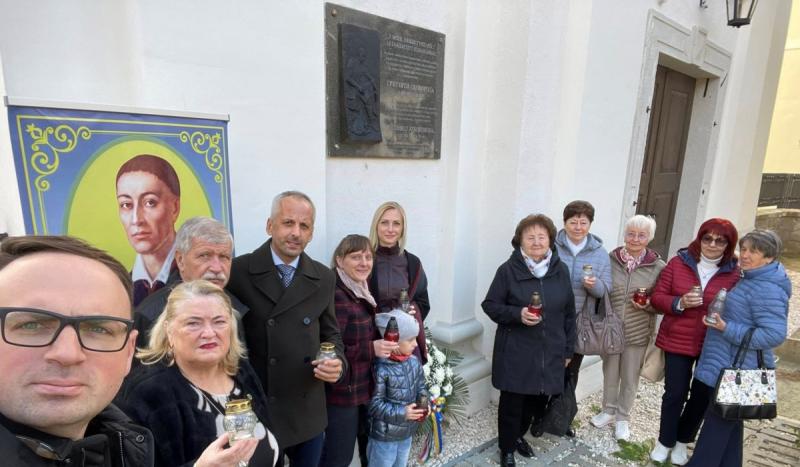 Tokajban megemlékeztek Hrihorij Szkovorodáról, a neves ukrán filozófusról és költőről, aki mély hatást gyakorolt a kultúrára és a gondolkodásra. Az esemény során a résztvevők megosztották gondolataikat Szkovoroda életéről és munkásságáról, hangsúlyozva a 