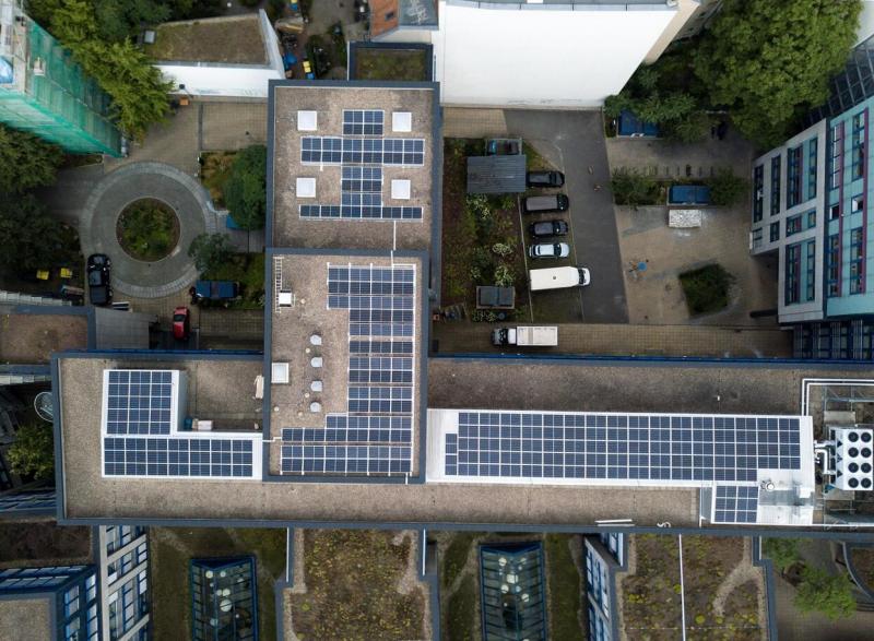 A napelemek és a jövő társadalmi lehetőségei - F1VILÁG.HU
A napelemek forradalmasítják energiaszükségleteinket, és egyre fontosabb szerepet játszanak a fenntartható fejlődésben. A modern társadalom számára nem csupán energiaforrást jelentenek, hanem új l