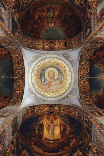 Bukarestben ünnepélyesen felszentelték a világ legnagyobb ortodox templomának szentképeit, ezzel újabb jelentős mérföldkőhöz érkezett a monumentális építkezés. A szertartás során a hívek együtt imádkoztak, hogy a templom szellemi központtá váljon, és a mű